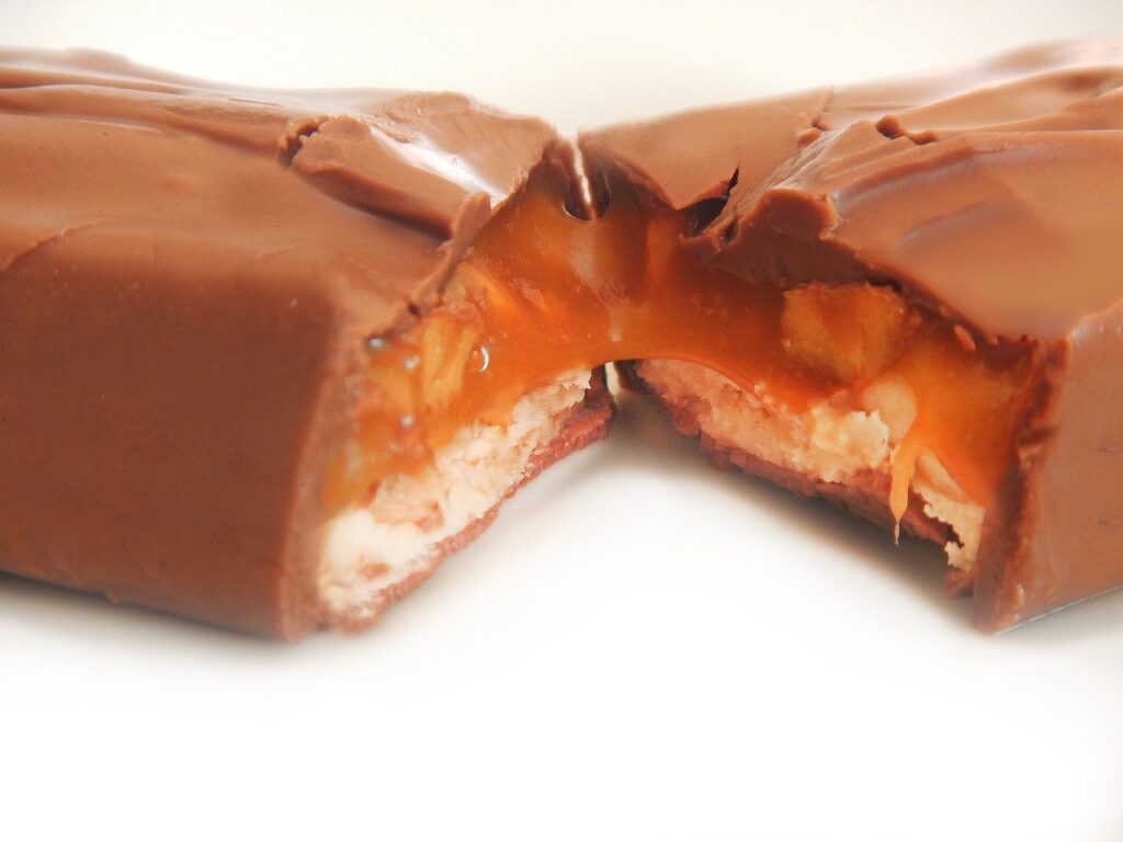 Το εσωτερικό μιας σοκολάτας snickers.