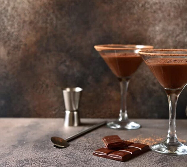 Δύο ποτήρια με μαρτίνι σοκολάτας επάνω σε ένα τραπέζι.